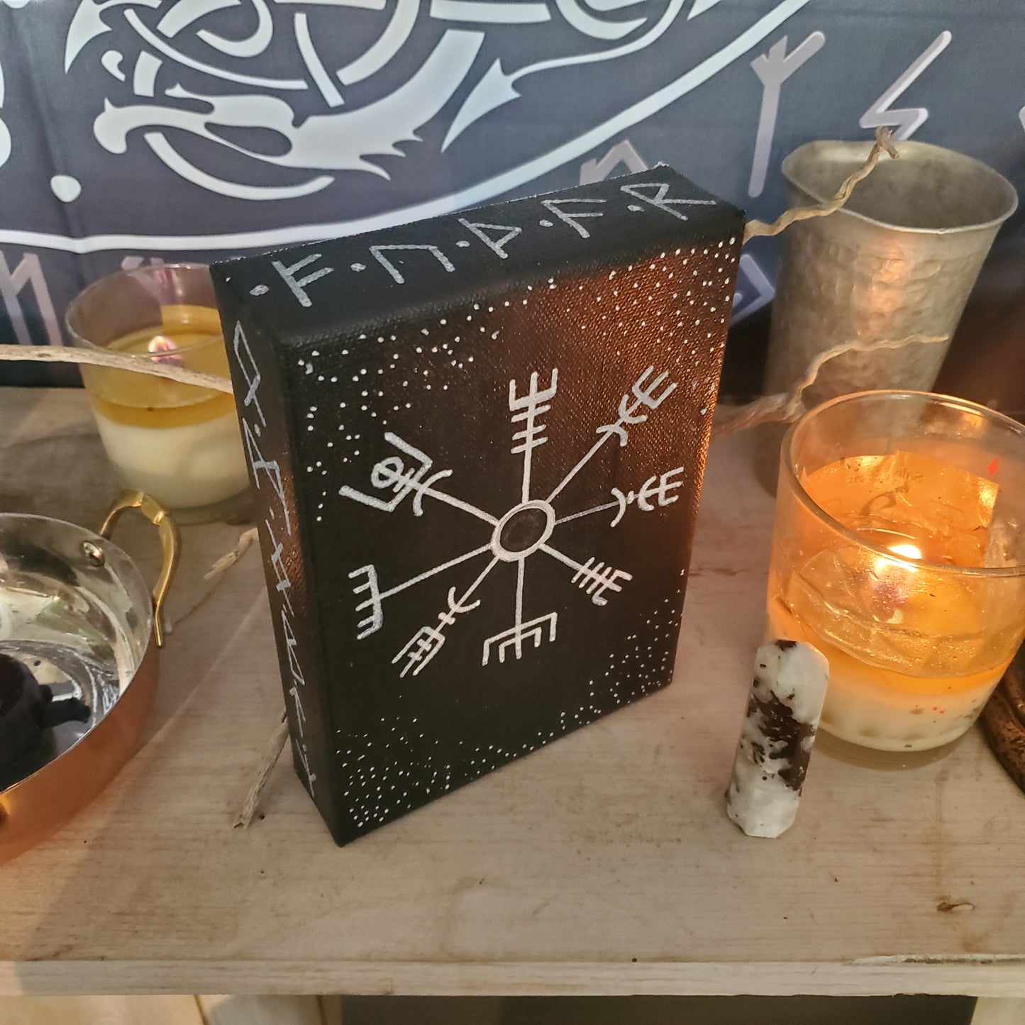 VEGVISIR Alter decor